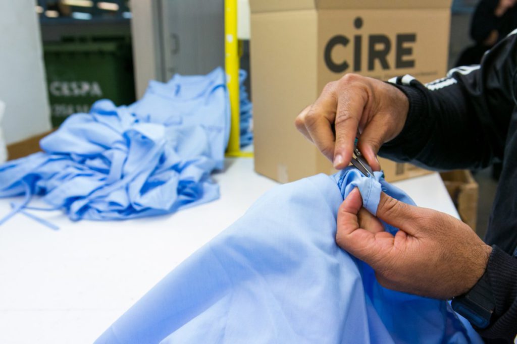 los-centros-penitenciarios-fabricaran-32000-uniformes-destinados-los-profesionales-sanitarios-1585578117738