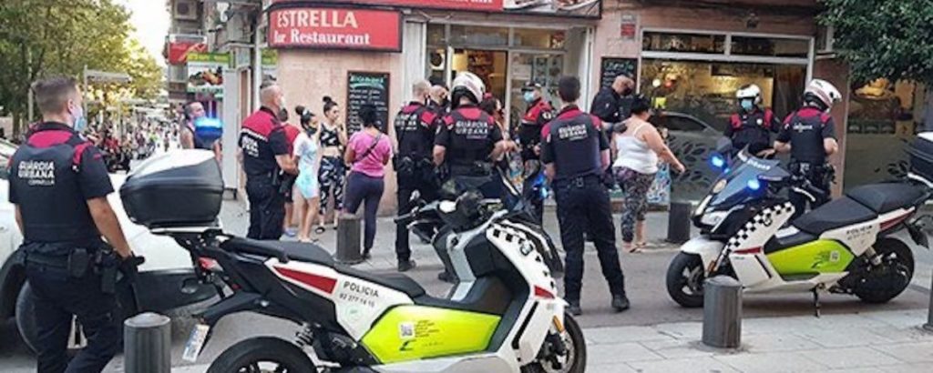 la-guardia-urbana-de-cornella-fue-a-poner-paz-entre-las-tres-mujeres-twitter-helpers-cat_9_1200x480