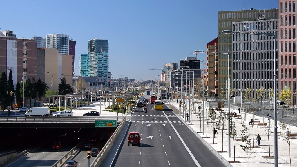 1200px-Avinguda_de_la_Gran_Via_-_panoramio_(2)