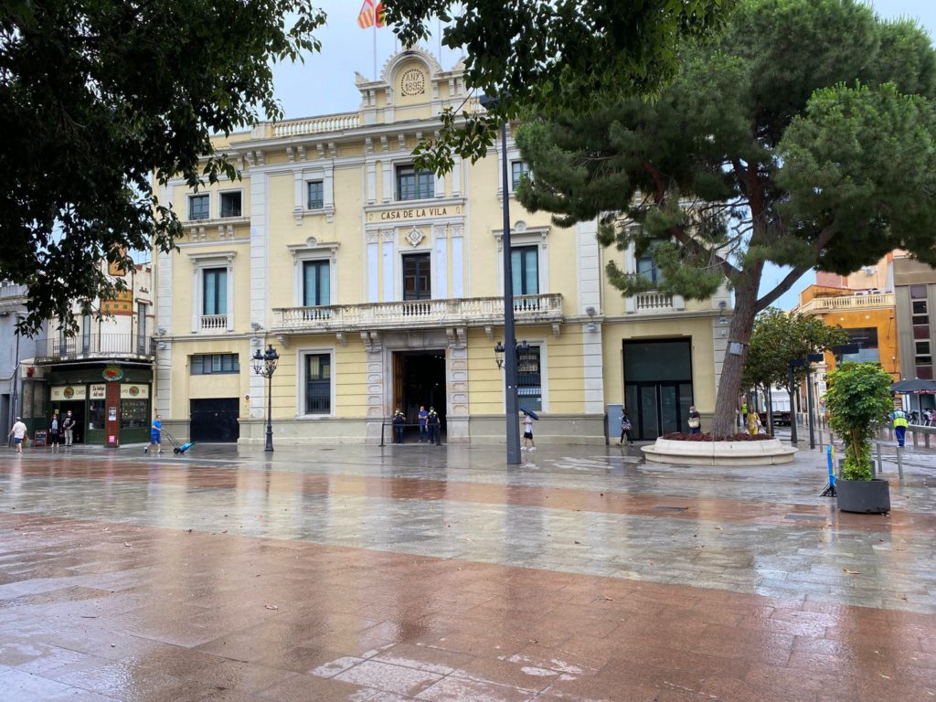 Placa Ajuntament mullada