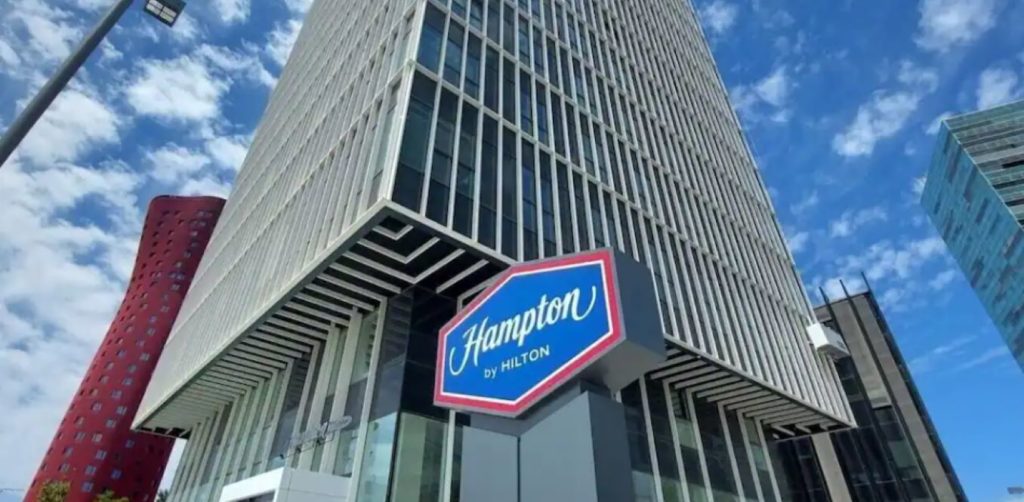 Hampton by Hilton Portada