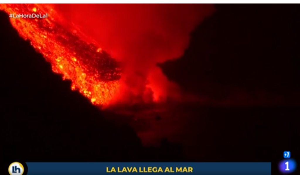 La lava llega al mar portada
