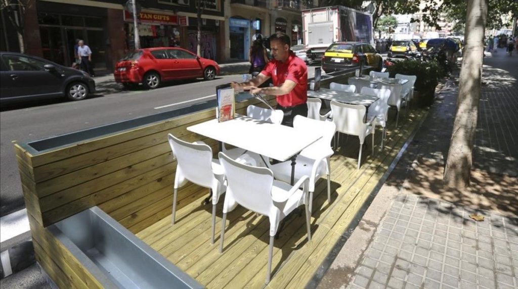 Tewrrazas en la acera