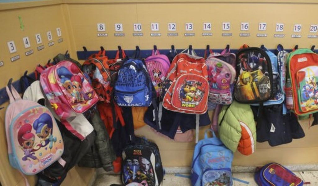 Mochilas-alumnos-infantil-colgadas PORTADA