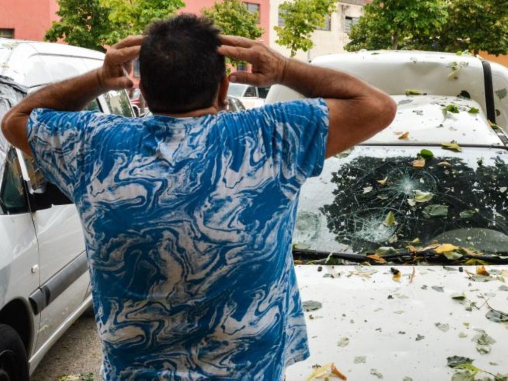 un-hombre-mira-los-danos-en-un-vehiculo-por-la-granizada-en-la-bisbal-demporda PORT