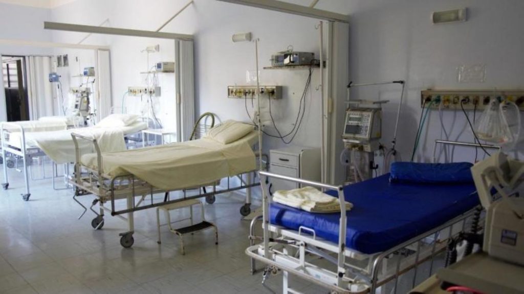 imagen-con-cuatro-camas-de-hospital-vacias_4_800x450 port
