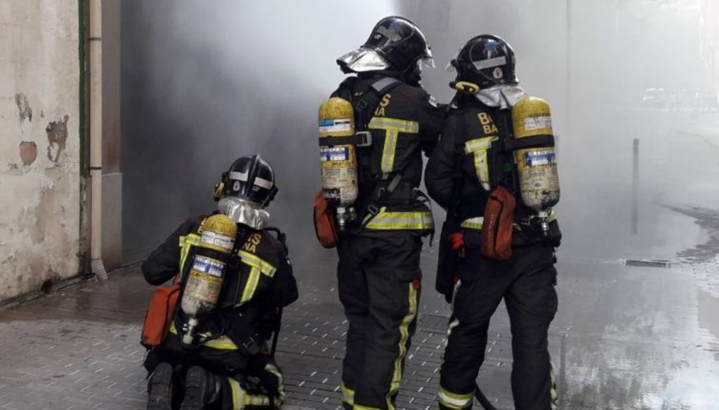 Dos heridos en estado crítico por inhalar humo en un incendio que se ha ...