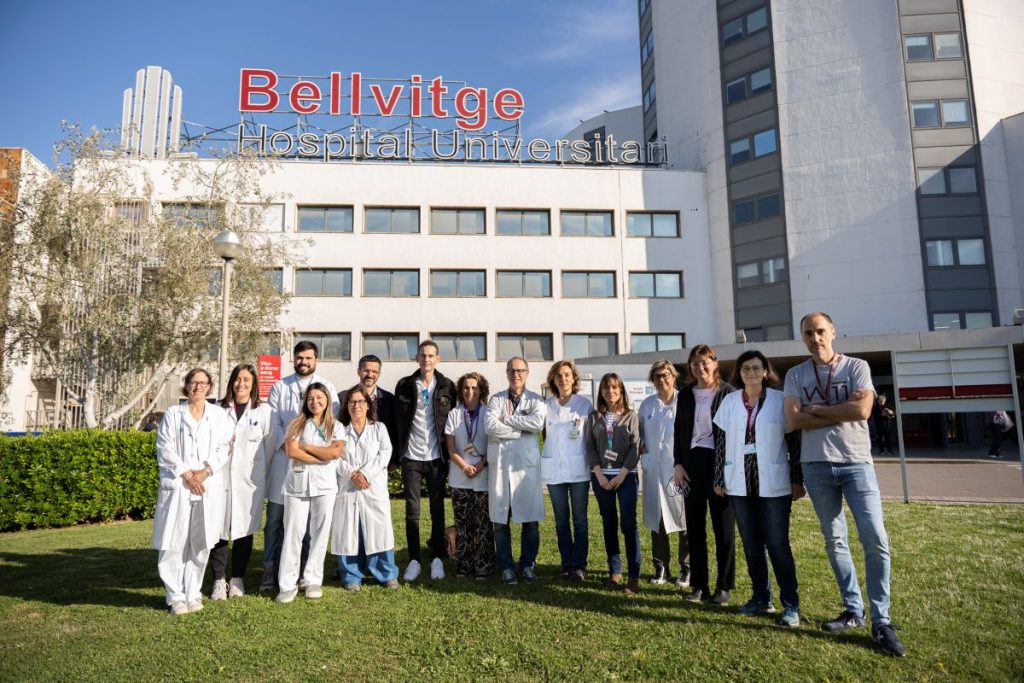 Membres de l'equip quirúrgic amb el pacient intervingut