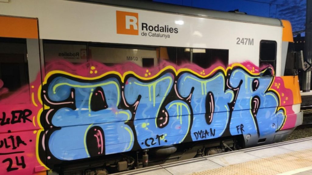 tren-de-rodalies-pintado-de-grafiti_4_800x450