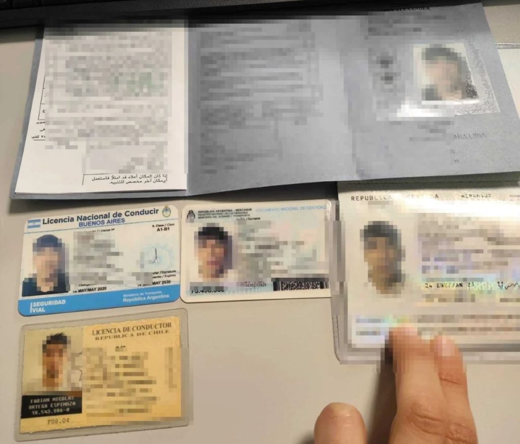 5 IDENTITATS PORTADA