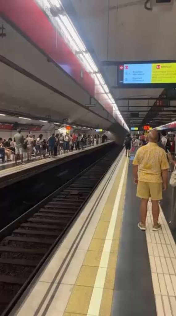 Estación de metro El Clot, Barcelona, justo antes de la llegada del humo #barcelona #metro https t_t3vv